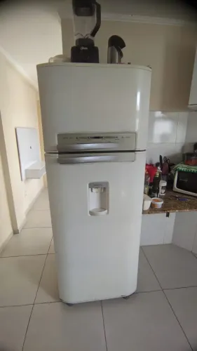 Geladeira Electrolux Frost Free duplex com dispenser de água, gelando muito bem