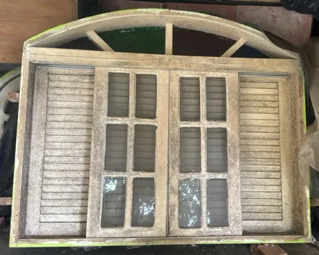Janela Antiga de Madeira Maciça com Arco e Vitral Colorido - Estilo Demolição / Colonial