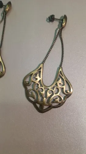Brinco dourado envelhecido