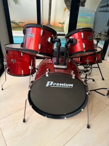 Bateria Premium Completa Vermelha com Banco, Pedais e Pratos