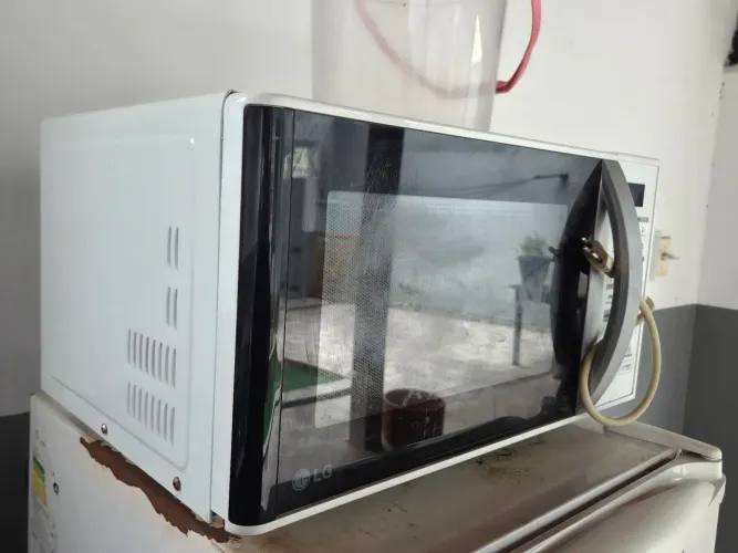 Forno de Micro-ondas Solo 30L com revestimento EasyClean 127v