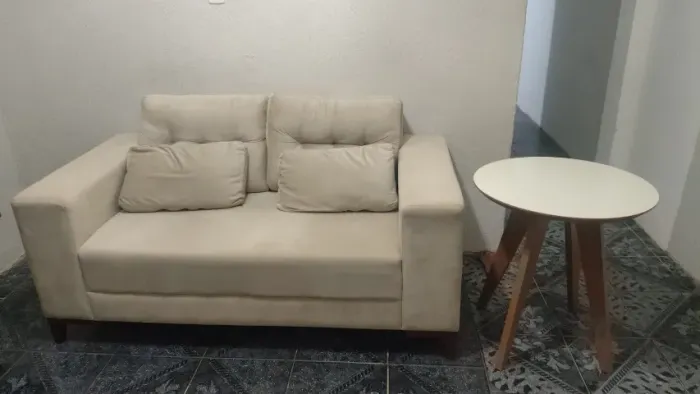 Sofá + mesa de apoio