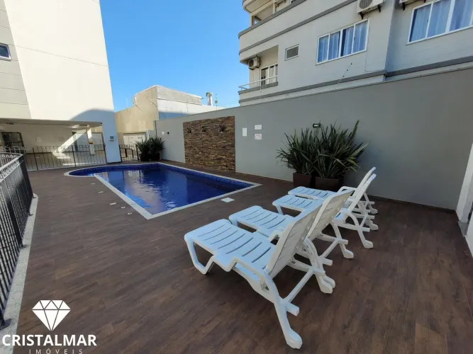 Apto 2 dormitorios, com piscina a cerca de 200 m da praia