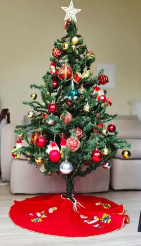 Árvore de Natal com enfeites e pisca pisca, como está na foto, com 1.33 metros de altura