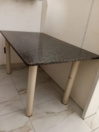 Mesa tampo granito, até 06 cadeiras. Granito med 1,40m, sem rachas. Marcas tempo na base.