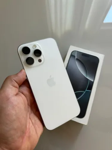 iPhone 16 Pro max, zero, impecável, sem riscos, sem detalhes