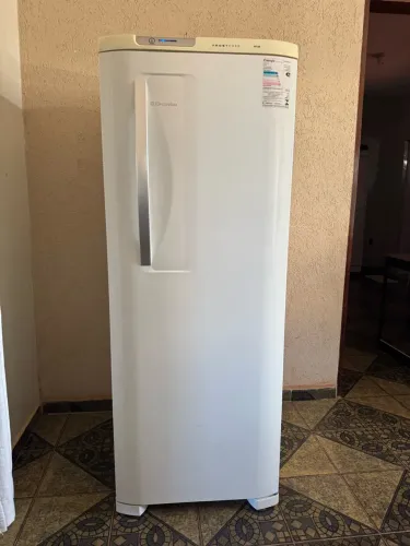 Geladeira Electrolux 323L Frost Free 220V - Única Dona