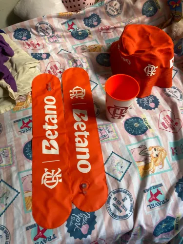Combo Flamengo + Betano: Chapéu Bucket + Copo + Bastões Infláveis (Bate-Bate)
