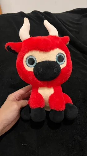 bichinho de pelúcia boi vermelho