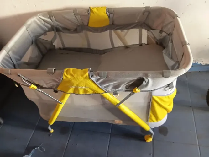 Berço cercado carrinho de bebê e bebê conforto