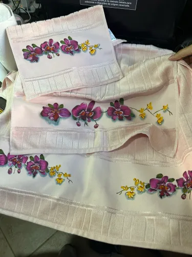 Conjunto de toalhas pintadas a mão. Banho, rosto e toalete.