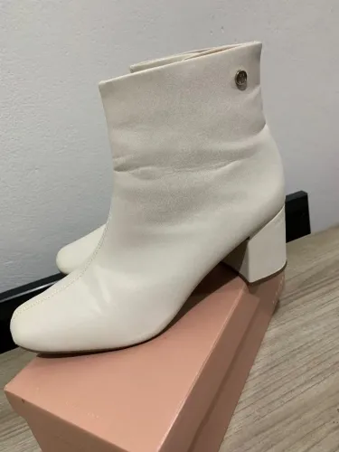 Bota Feminina usada Via Uno Número 38 cor off white - Creme