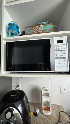 Microondas LG 30 litros espaçoso e super conservado - EasyClean