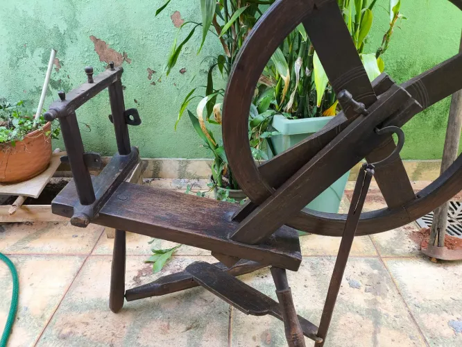 Raridade: Roca de Fiar Manual Antiga em Madeira Nobre - Século XIX/XX