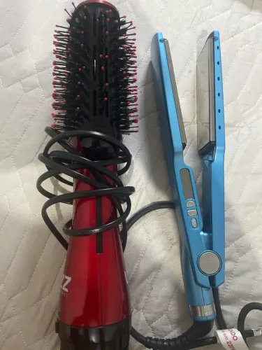 Escova e prancha de cabelo.