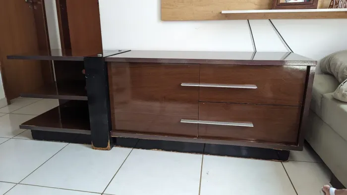 <br>Rack para TV até 75" Amadeirado (1,80m) - 2 Gavetas e Prateleiras