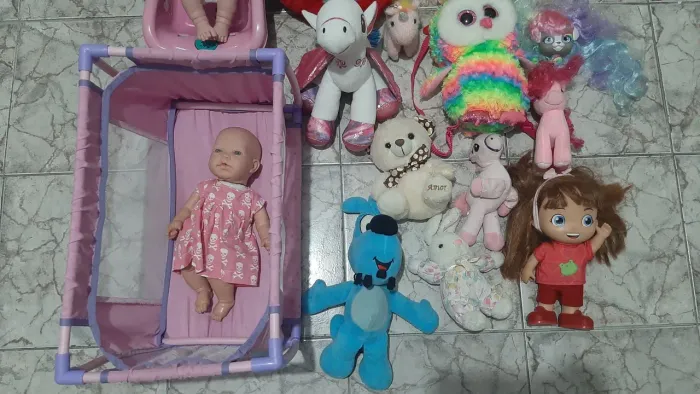 Kit Bonecas, Berço, Carrinho e Pelúcias Variadas Infantil Completo