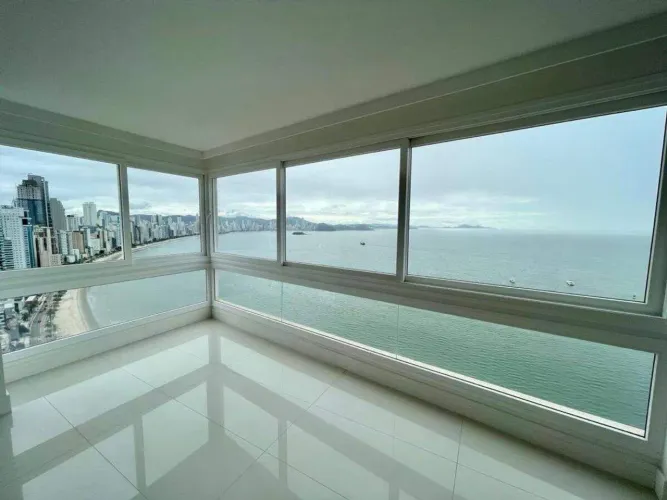 Apartamento frente mar com 3 suítes na Barra Sul de Balneário Camboriú.