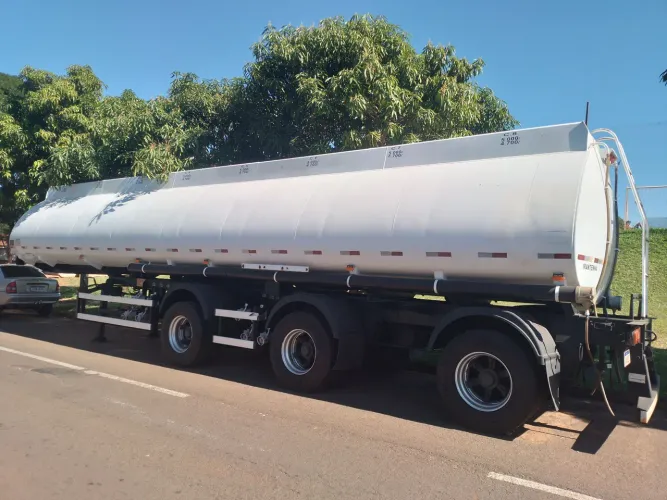 CARRETA TANQUE DE COMBUSTÍVEL COMPARTIMENTADA  42.000L COM PNEU