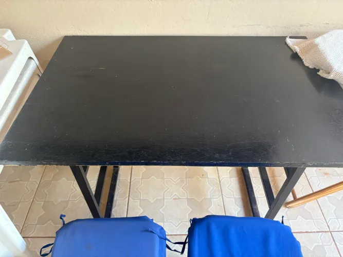 Mesa de madeira com 4 banquinhos