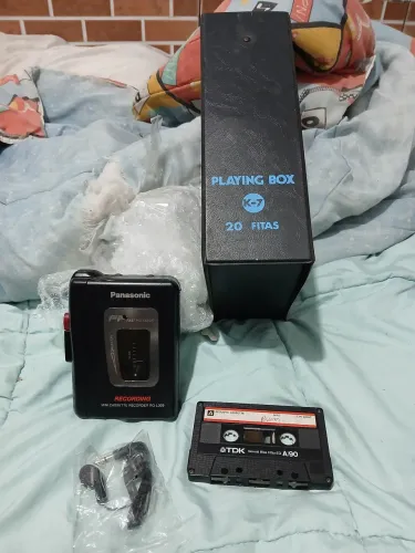 Toca fitas Panasonic + fone de ouvido + caixa para armazenar fitas + fita virgem