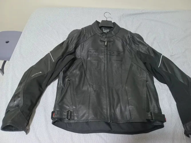 VENDO JAQUETA DE COURO PARA MOTOCICLISTA NOVA ,SEM USO, COMPRADA NA AUTORIZADA TECAR.