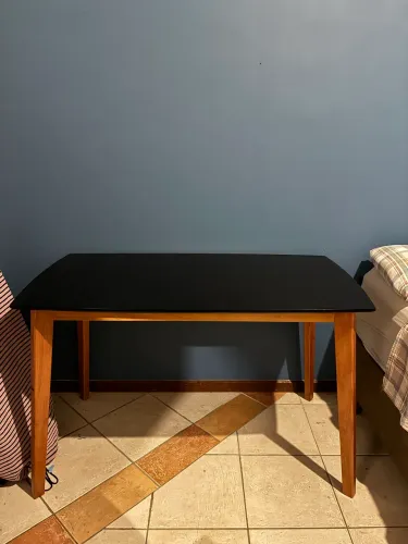 Escrivaninha para quarto ou escritório 115cm na cor preto e mel