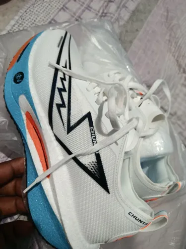 Perfeito para sua corrida  tênis carbonato motivo da venda porque ficou pequeno no meu pé