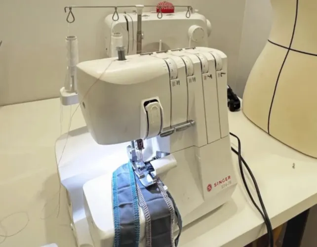 Máquina de costura overlock