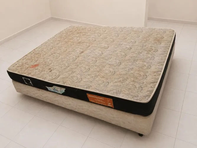 Cama casal - colchao D18 - precisa lavar