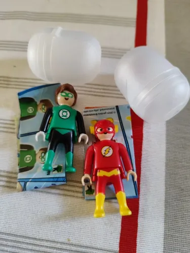 Dupla de bonecos Playmobil DC kinder ovo flash e lanterna verde