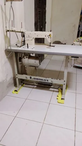 Máquina de costura reta