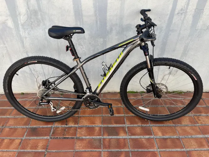 Bicicleta Specialized Rockhopper Aro 29 - Tam M (17.5) - Impecável