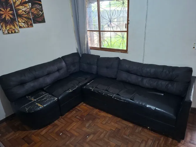 Sofa preto de canto. Couro sintético 
