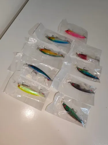 2 varas de pesca e 9 iscas artificiais 