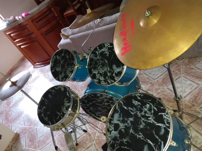 Bateria Adam Completa 5pcs + Pratos + Abafadores