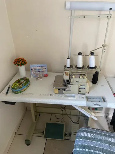 Máquina de costura overlock