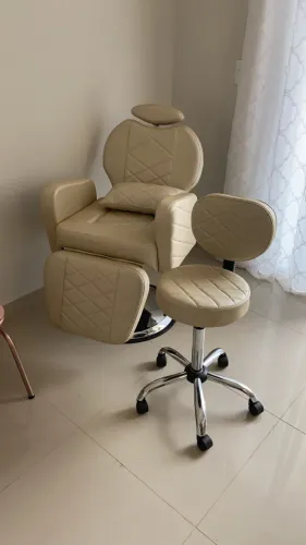 Cadeira de Maquiagem Reclinável Bege + Mocho