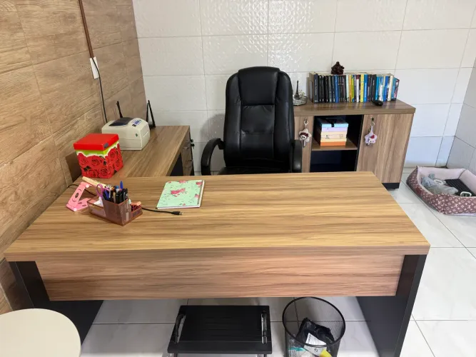 Mesa de escritório e comoda