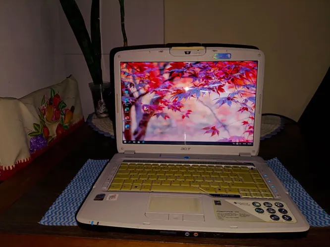 Notebook Acer funcionando, acompanha carregador