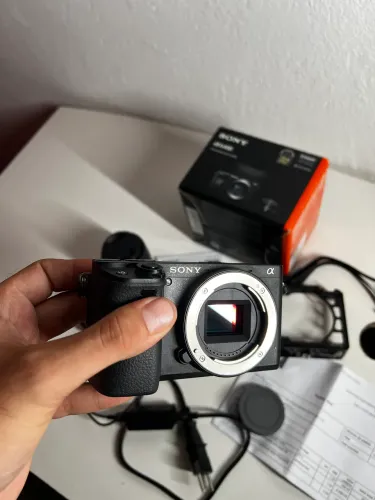 Sony a6400 + 16-50mm + Cage