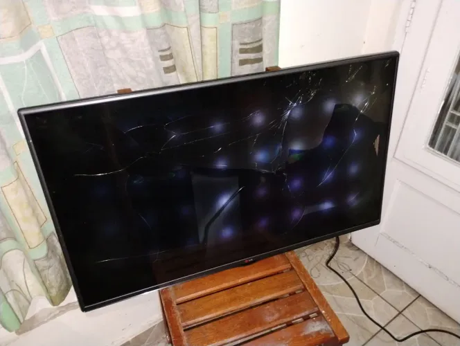 TV LED LG 42 Polegadas Modelo 42LB5500 Defeito Tela trincada Ligando 