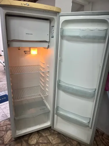 Vendo geladeira Eletrolux 