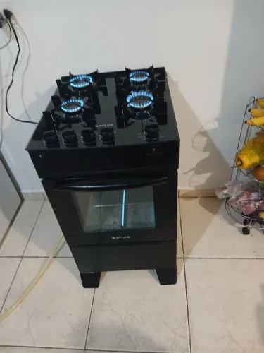 Vendo este fogão funciona as boca e o forno automático 