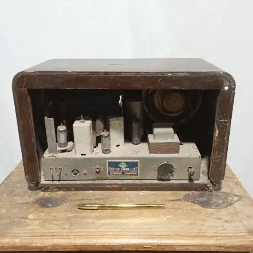 Rádio antigo em madeira