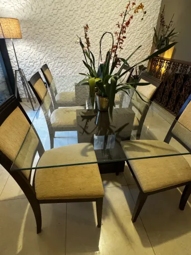 Conjunto de mesa e cadeiras jantar