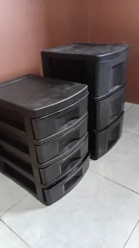 Dois gaveteiros de plástico