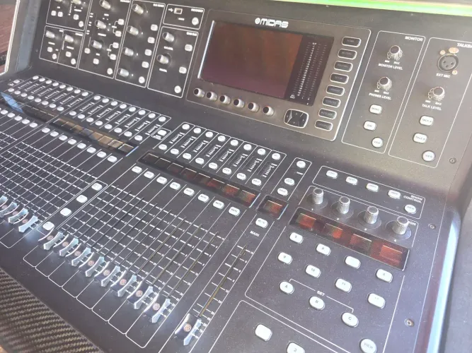 Mesa de Som M32