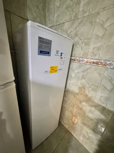Vendo freezer novo- FREEZER 234L ELECTROLUX VERTICAL FEI27