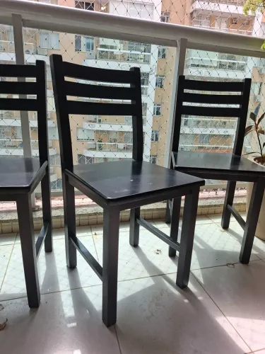 Conjunto de 4 cadeiras pretas em madeira